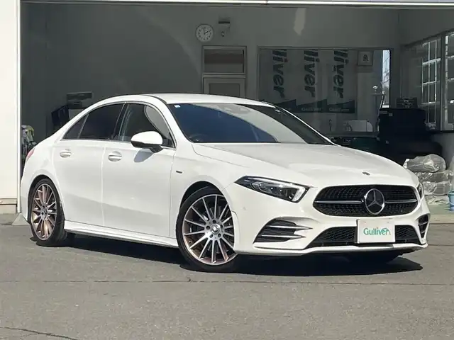 メルセデス・ベンツ Ａ２５０ 4MATIC エディション1 宮城県 2020(令2)年 2.1万km パール ４WD/純正ナビ/フルセグTV/FM/AM/Bluetooth/USB/レーダーセーフティパッケージ/・アクティブブレーキアシスト/・緊急回避補助システム/・アクティブブラインドスポットアシスト/・アクティブレーンキーピングアシスト/・被害軽減ブレーキ付後方衝突警告システム/・アクティブステアリングアシスト/バックカメラ/アラウンドビューモニター/革巻きステアリング/パドルシフト/オートライト/オートマチックハイビーム/LEDヘッドライト/ETC2.0/クルーズコントロール/パワーシート/シートヒーター/ポジションメモリー/パドルシフト/横滑り防止装置/コーナーセンサー前後/記録簿、保証書、取扱説明書/社外アルミホイール付き冬タイヤ積込（225/45/R18）/純正AMGアルミホイール付き夏タイヤ（225/40/R19）