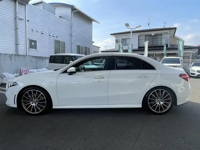 メルセデス・ベンツ Ａ２５０ 4MATIC エディション1 宮城県 2020(令2)年 2.1万km パール ４WD/純正ナビ/フルセグTV/FM/AM/Bluetooth/USB/レーダーセーフティパッケージ/・アクティブブレーキアシスト/・緊急回避補助システム/・アクティブブラインドスポットアシスト/・アクティブレーンキーピングアシスト/・被害軽減ブレーキ付後方衝突警告システム/・アクティブステアリングアシスト/バックカメラ/アラウンドビューモニター/革巻きステアリング/パドルシフト/オートライト/オートマチックハイビーム/LEDヘッドライト/ETC2.0/クルーズコントロール/パワーシート/シートヒーター/ポジションメモリー/パドルシフト/横滑り防止装置/コーナーセンサー前後/記録簿、保証書、取扱説明書/社外アルミホイール付き冬タイヤ積込（225/45/R18）/純正AMGアルミホイール付き夏タイヤ（225/40/R19）