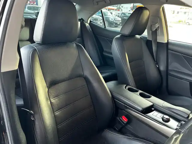レクサス ＩＳ 300h バージョンL 富山県 2013(平25)年 10.7万km スターライトブラックガラスフレーク ワンオーナー/純正ナビ/地デジ/Bカメラ/ビルトインＥＴＣ/クルコン　/前席シートヒーター／シートクーラー　/前席パワーシート/スマートキー /スペアキー/カードキー/取扱説明書/記録簿