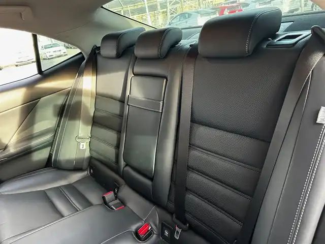 レクサス ＩＳ 300h バージョンL 富山県 2013(平25)年 10.7万km スターライトブラックガラスフレーク ワンオーナー/純正ナビ/地デジ/Bカメラ/ビルトインＥＴＣ/クルコン　/前席シートヒーター／シートクーラー　/前席パワーシート/スマートキー /スペアキー/カードキー/取扱説明書/記録簿