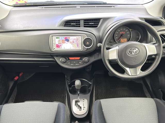 トヨタ ヴィッツ F スマイルエディション 大阪府 2012(平24)年 5万km ブラックマイカ ワンオーナー/純正ナビ/(ワンセグTV/AM/FM/CD/DVD/BT)/前方ドライブレコーダー/ETC/ABS/盗難防止装置/オートライト/オートエアコン/電動格納ミラー/ISOFIX/エンジンスタートボタン/純正フロアマット/スマートキー/保証書/取扱説明書