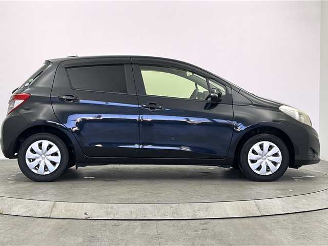 トヨタ ヴィッツ F スマイルエディション 大阪府 2012(平24)年 5万km ブラックマイカ ワンオーナー/純正ナビ/(ワンセグTV/AM/FM/CD/DVD/BT)/前方ドライブレコーダー/ETC/ABS/盗難防止装置/オートライト/オートエアコン/電動格納ミラー/ISOFIX/エンジンスタートボタン/純正フロアマット/スマートキー/保証書/取扱説明書