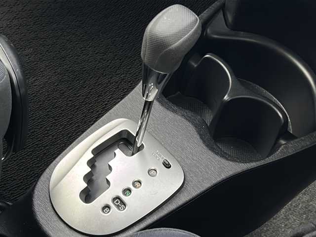 トヨタ ヴィッツ F スマイルエディション 大阪府 2012(平24)年 5万km ブラックマイカ ワンオーナー/純正ナビ/(ワンセグTV/AM/FM/CD/DVD/BT)/前方ドライブレコーダー/ETC/ABS/盗難防止装置/オートライト/オートエアコン/電動格納ミラー/ISOFIX/エンジンスタートボタン/純正フロアマット/スマートキー/保証書/取扱説明書