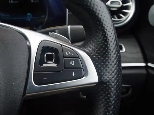 メルセデス・ベンツ Ｅ２００ カブリオレ 埼玉県 2018(平30)年 2.9万km 黒 ブラックレザーシート/アダプティブクルーズコントロール/レーダーセーフティパッケージ/Burmester/ヘッドアップディスプレイ/CarPlay/ブラインドスポットモニター/全周囲カメラ/純正ナビ/ドラレコ/ETC/シートヒーター/シートポジションメモリー機能/パフュームアトマイザー/テレビはありますが、電波の問題で確認できていないのでチェックをはずしています。