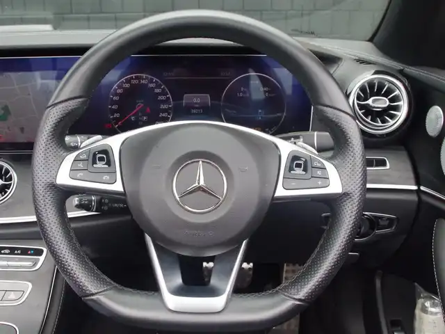 メルセデス・ベンツ Ｅ２００ カブリオレ 埼玉県 2018(平30)年 2.9万km 黒 ブラックレザーシート/アダプティブクルーズコントロール/レーダーセーフティパッケージ/Burmester/ヘッドアップディスプレイ/CarPlay/ブラインドスポットモニター/全周囲カメラ/純正ナビ/ドラレコ/ETC/シートヒーター/シートポジションメモリー機能/パフュームアトマイザー/テレビはありますが、電波の問題で確認できていないのでチェックをはずしています。