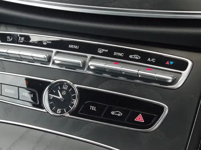 メルセデス・ベンツ Ｅ２００ カブリオレ 埼玉県 2018(平30)年 2.9万km 黒 ブラックレザーシート/アダプティブクルーズコントロール/レーダーセーフティパッケージ/Burmester/ヘッドアップディスプレイ/CarPlay/ブラインドスポットモニター/全周囲カメラ/純正ナビ/ドラレコ/ETC/シートヒーター/シートポジションメモリー機能/パフュームアトマイザー/テレビはありますが、電波の問題で確認できていないのでチェックをはずしています。