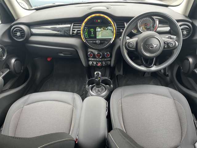 ＭＩＮＩ ミニ クーパー 東京都 2018(平30)年 0.3万km ムーンウォークグレーメタリック ワンオーナー/保証書・取説/インテリジェントセーフティー/LEDヘッドライト・LEDフォグ/純正ナビ/BT/USB/バックカメラ　ETC/ドライブレコーダー【前後】/スマートキー×2/アイドリングストップ/LEDヘッドライト・LEDフォグ/横滑り防止装置/革巻きステア・ステアリングスイッチ/純正15インチアルミ