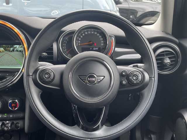 ＭＩＮＩ ミニ クーパー 東京都 2018(平30)年 0.3万km ムーンウォークグレーメタリック ワンオーナー/保証書・取説/インテリジェントセーフティー/LEDヘッドライト・LEDフォグ/純正ナビ/BT/USB/バックカメラ　ETC/ドライブレコーダー【前後】/スマートキー×2/アイドリングストップ/LEDヘッドライト・LEDフォグ/横滑り防止装置/革巻きステア・ステアリングスイッチ/純正15インチアルミ