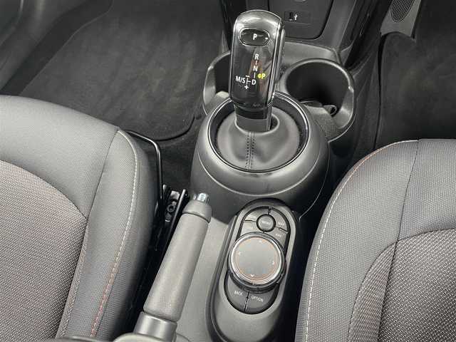 ＭＩＮＩ ミニ クーパー 東京都 2018(平30)年 0.3万km ムーンウォークグレーメタリック ワンオーナー/保証書・取説/インテリジェントセーフティー/LEDヘッドライト・LEDフォグ/純正ナビ/BT/USB/バックカメラ　ETC/ドライブレコーダー【前後】/スマートキー×2/アイドリングストップ/LEDヘッドライト・LEDフォグ/横滑り防止装置/革巻きステア・ステアリングスイッチ/純正15インチアルミ