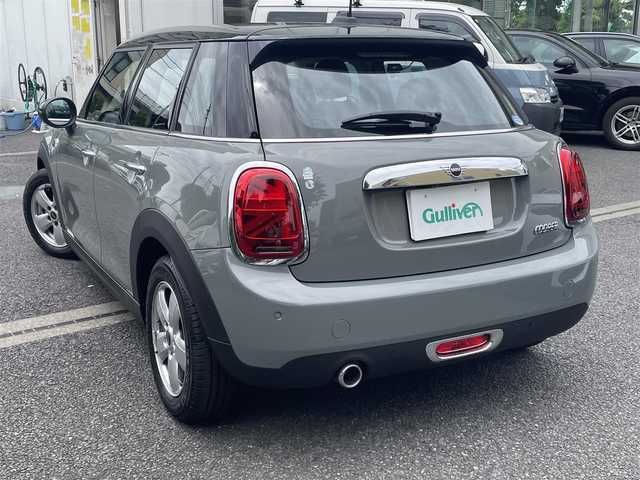 ＭＩＮＩ ミニ クーパー 東京都 2018(平30)年 0.3万km ムーンウォークグレーメタリック ワンオーナー/保証書・取説/インテリジェントセーフティー/LEDヘッドライト・LEDフォグ/純正ナビ/BT/USB/バックカメラ　ETC/ドライブレコーダー【前後】/スマートキー×2/アイドリングストップ/LEDヘッドライト・LEDフォグ/横滑り防止装置/革巻きステア・ステアリングスイッチ/純正15インチアルミ