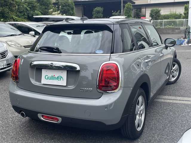 ＭＩＮＩ ミニ クーパー 東京都 2018(平30)年 0.3万km ムーンウォークグレーメタリック ワンオーナー/保証書・取説/インテリジェントセーフティー/LEDヘッドライト・LEDフォグ/純正ナビ/BT/USB/バックカメラ　ETC/ドライブレコーダー【前後】/スマートキー×2/アイドリングストップ/LEDヘッドライト・LEDフォグ/横滑り防止装置/革巻きステア・ステアリングスイッチ/純正15インチアルミ