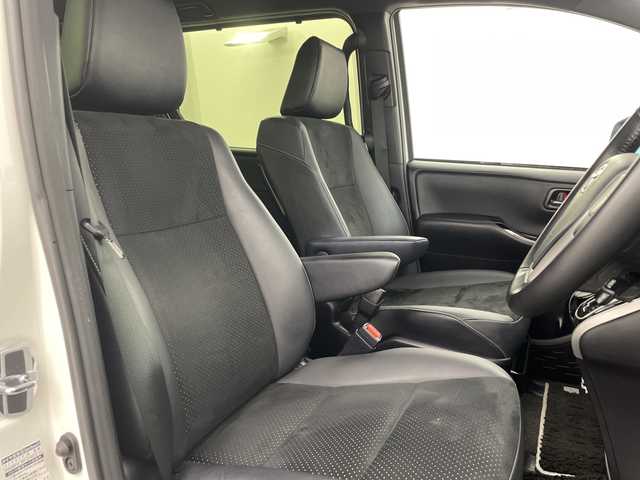 トヨタ ヴォクシー ZS 煌Ⅲ 新潟県 2021(令3)年 3.2万km ホワイトパールクリスタルシャイン トヨタセーフティセンス/純正10インチSDナビ/　　CD/DVD/AM/FM/フルセグ/BT/HDMI/USB/バックモニター/クルーズコントロール/両側パワースライドドア/LEDオートライト/オートマチックハイビーム/ハーフレザーシート/純正16インチアルミホイール付/アイドリングストップ/リアオートエアコン/純正フロアマット/リアサンシェード/デジタルインナーミラー/スペアキー/スマートキー/ETC2.０