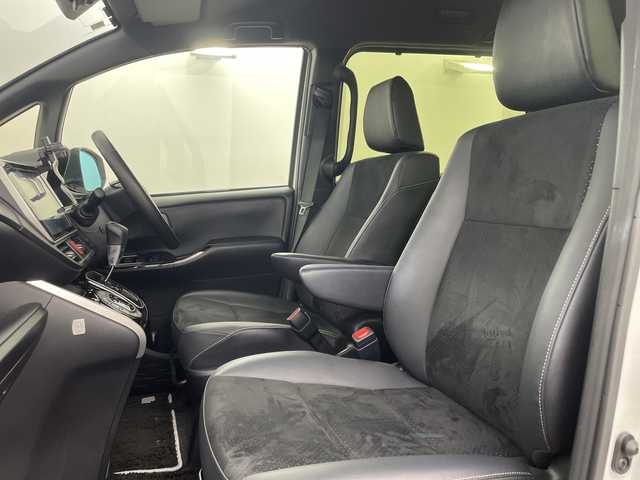 トヨタ ヴォクシー ZS 煌Ⅲ 新潟県 2021(令3)年 3.2万km ホワイトパールクリスタルシャイン トヨタセーフティセンス/純正10インチSDナビ/　　CD/DVD/AM/FM/フルセグ/BT/HDMI/USB/バックモニター/クルーズコントロール/両側パワースライドドア/LEDオートライト/オートマチックハイビーム/ハーフレザーシート/純正16インチアルミホイール付/アイドリングストップ/リアオートエアコン/純正フロアマット/リアサンシェード/デジタルインナーミラー/スペアキー/スマートキー/ETC2.０