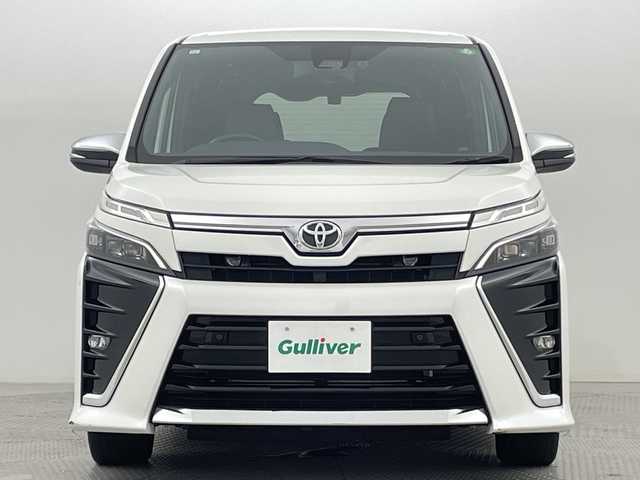 トヨタ ヴォクシー ZS 煌Ⅲ 新潟県 2021(令3)年 3.2万km ホワイトパールクリスタルシャイン トヨタセーフティセンス/純正10インチSDナビ/　　CD/DVD/AM/FM/フルセグ/BT/HDMI/USB/バックモニター/クルーズコントロール/両側パワースライドドア/LEDオートライト/オートマチックハイビーム/ハーフレザーシート/純正16インチアルミホイール付/アイドリングストップ/リアオートエアコン/純正フロアマット/リアサンシェード/デジタルインナーミラー/スペアキー/スマートキー/ETC2.０