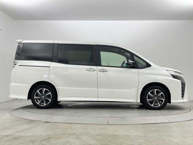トヨタ ヴォクシー ZS 煌Ⅲ 新潟県 2021(令3)年 3.2万km ホワイトパールクリスタルシャイン トヨタセーフティセンス/純正10インチSDナビ/　　CD/DVD/AM/FM/フルセグ/BT/HDMI/USB/バックモニター/クルーズコントロール/両側パワースライドドア/LEDオートライト/オートマチックハイビーム/ハーフレザーシート/純正16インチアルミホイール付/アイドリングストップ/リアオートエアコン/純正フロアマット/リアサンシェード/デジタルインナーミラー/スペアキー/スマートキー/ETC2.０