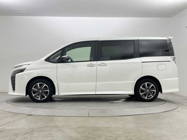 トヨタ ヴォクシー ZS 煌Ⅲ 新潟県 2021(令3)年 3.2万km ホワイトパールクリスタルシャイン トヨタセーフティセンス/純正10インチSDナビ/　　CD/DVD/AM/FM/フルセグ/BT/HDMI/USB/バックモニター/クルーズコントロール/両側パワースライドドア/LEDオートライト/オートマチックハイビーム/ハーフレザーシート/純正16インチアルミホイール付/アイドリングストップ/リアオートエアコン/純正フロアマット/リアサンシェード/デジタルインナーミラー/スペアキー/スマートキー/ETC2.０
