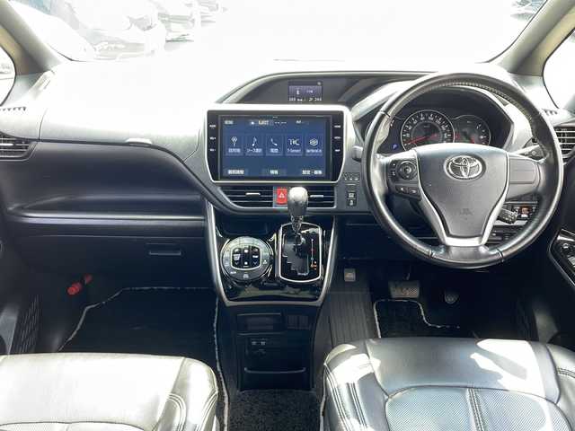 トヨタ ヴォクシー ZS 煌Ⅱ 広島県 2019(令1)年 6.6万km ホワイトパールクリスタルシャイン トヨタセーフティセンス/純正10インチナビ/CD/DVD/Bluetooth/DTV/バックカメラ/純正フリップダウンモニター/両側パワースライドドア/クルーズコントロール/純正アルミホイール/LEDオートライト/オートマチックハイビーム /ビルトインETC/アイドリングストップ/スマートキー/プッシュスタート/フロアマット