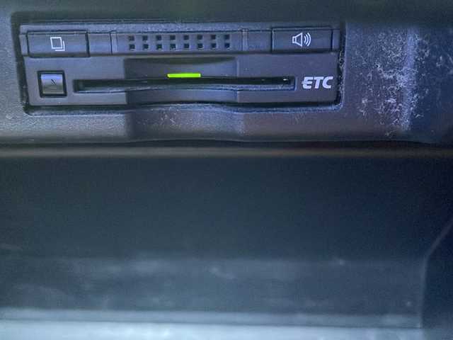 トヨタ ハリアー エレガンス 愛知県 2015(平27)年 17万km ブラック ワンオーナー/純正SDナビ/【フルセグ・DVD再生可・CD・Bluetooth】/バックカメラ/サンルーフ/ビルトインETC/前後ドライブレコーダー/運転席パワーシート/クルーズコントロール/横滑り防止機能/ステアリングスイッチ/電動格納ミラー/ウィンカーミラー/プッシュスタート/スマートキー/スペアキーあり/フォグランプ/新車保証書/取扱説明書