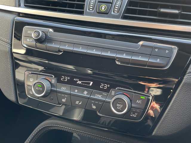 ＢＭＷ Ｘ１ xDrive 18d xライン 岡山県 2019(令1)年 5.7万km ミネラルグレー 登録時走行距離56595キロ/純正10.25インチナビ/AM/FM/Bluetooth/TV/インテリジェントセーフテイ/・アクティブクルーズコントロール/・衝突回避ブレーキ/・前車接近警告機能/コーナーセンサー/バックカメラ/電動リアゲート/シートヒーター/パワーシート/純正１９インチAW/LEDヘッドライト/プッシュスタート/スマートキー/ETC