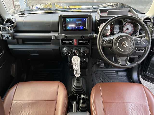 スズキ ジムニー XC 広島県 2021(令3)年 3.2万km ブルーイッシュブラックパール3 禁煙/社外グリル/ルーフキャリア/スズキセーフティサポート/・デュアルブレーキサポート/・ハイビームアシスト/・車線逸脱警報/クルーズコントロール/純正ディスプレイオーディオ（PVH-9300DVSZS）/・CD/DVD/Bluetooth/USB/革巻きステアリング/ステアリングスイッチ/オートライト/ヘッドランプウォッシャー/革調シートカバー/シートヒーター/LEDヘッドライト/フォグランプ/スマートキー/プッシュスタート/ETC/純正ドライブレコーダー/マッドフラップ