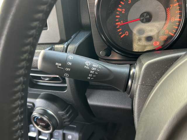 スズキ ジムニー XC 広島県 2021(令3)年 3.2万km ブルーイッシュブラックパール3 禁煙/社外グリル/ルーフキャリア/スズキセーフティサポート/・デュアルブレーキサポート/・ハイビームアシスト/・車線逸脱警報/クルーズコントロール/純正ディスプレイオーディオ（PVH-9300DVSZS）/・CD/DVD/Bluetooth/USB/革巻きステアリング/ステアリングスイッチ/オートライト/ヘッドランプウォッシャー/革調シートカバー/シートヒーター/LEDヘッドライト/フォグランプ/スマートキー/プッシュスタート/ETC/純正ドライブレコーダー/マッドフラップ