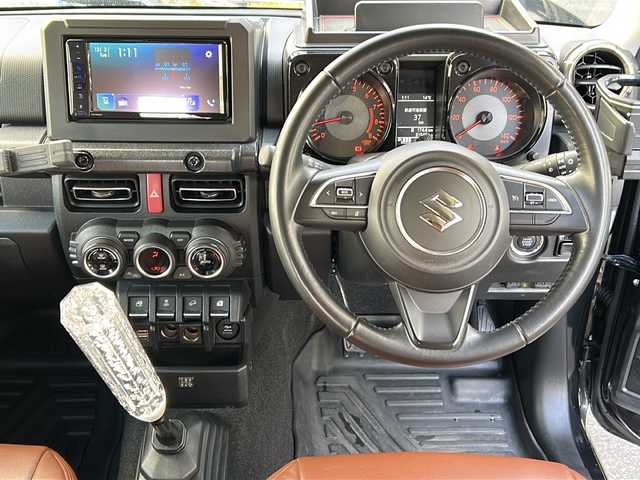 スズキ ジムニー XC 広島県 2021(令3)年 3.2万km ブルーイッシュブラックパール3 禁煙/社外グリル/ルーフキャリア/スズキセーフティサポート/・デュアルブレーキサポート/・ハイビームアシスト/・車線逸脱警報/クルーズコントロール/純正ディスプレイオーディオ（PVH-9300DVSZS）/・CD/DVD/Bluetooth/USB/革巻きステアリング/ステアリングスイッチ/オートライト/ヘッドランプウォッシャー/革調シートカバー/シートヒーター/LEDヘッドライト/フォグランプ/スマートキー/プッシュスタート/ETC/純正ドライブレコーダー/マッドフラップ