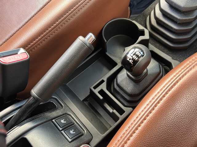 スズキ ジムニー XC 広島県 2021(令3)年 3.2万km ブルーイッシュブラックパール3 禁煙/社外グリル/ルーフキャリア/スズキセーフティサポート/・デュアルブレーキサポート/・ハイビームアシスト/・車線逸脱警報/クルーズコントロール/純正ディスプレイオーディオ（PVH-9300DVSZS）/・CD/DVD/Bluetooth/USB/革巻きステアリング/ステアリングスイッチ/オートライト/ヘッドランプウォッシャー/革調シートカバー/シートヒーター/LEDヘッドライト/フォグランプ/スマートキー/プッシュスタート/ETC/純正ドライブレコーダー/マッドフラップ