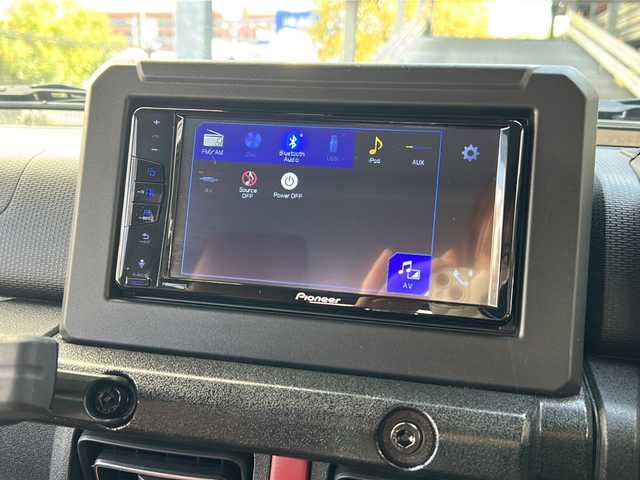 スズキ ジムニー XC 広島県 2021(令3)年 3.2万km ブルーイッシュブラックパール3 禁煙/社外グリル/ルーフキャリア/スズキセーフティサポート/・デュアルブレーキサポート/・ハイビームアシスト/・車線逸脱警報/クルーズコントロール/純正ディスプレイオーディオ（PVH-9300DVSZS）/・CD/DVD/Bluetooth/USB/革巻きステアリング/ステアリングスイッチ/オートライト/ヘッドランプウォッシャー/革調シートカバー/シートヒーター/LEDヘッドライト/フォグランプ/スマートキー/プッシュスタート/ETC/純正ドライブレコーダー/マッドフラップ