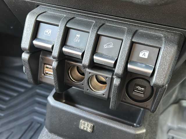 スズキ ジムニー XC 広島県 2021(令3)年 3.2万km ブルーイッシュブラックパール3 禁煙/社外グリル/ルーフキャリア/スズキセーフティサポート/・デュアルブレーキサポート/・ハイビームアシスト/・車線逸脱警報/クルーズコントロール/純正ディスプレイオーディオ（PVH-9300DVSZS）/・CD/DVD/Bluetooth/USB/革巻きステアリング/ステアリングスイッチ/オートライト/ヘッドランプウォッシャー/革調シートカバー/シートヒーター/LEDヘッドライト/フォグランプ/スマートキー/プッシュスタート/ETC/純正ドライブレコーダー/マッドフラップ