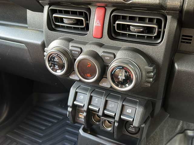 スズキ ジムニー XC 広島県 2021(令3)年 3.2万km ブルーイッシュブラックパール3 禁煙/社外グリル/ルーフキャリア/スズキセーフティサポート/・デュアルブレーキサポート/・ハイビームアシスト/・車線逸脱警報/クルーズコントロール/純正ディスプレイオーディオ（PVH-9300DVSZS）/・CD/DVD/Bluetooth/USB/革巻きステアリング/ステアリングスイッチ/オートライト/ヘッドランプウォッシャー/革調シートカバー/シートヒーター/LEDヘッドライト/フォグランプ/スマートキー/プッシュスタート/ETC/純正ドライブレコーダー/マッドフラップ