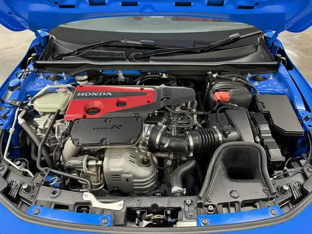 ホンダ シビック タイプR 三重県 2023(令5)年 1.6万km レーシングブルーパール プレミアムガソリン・ターボ*/FF/6F/Brembo製ブレーキ（Front）/・大径ベンチレーテッドディスクブレーキ（2ピース/Φ350mm）/・アルミキャリパー（対向4pot）/純正Honda Connect対応9インチナビ/（FM/AM/TV/USB/Bluetooth/CarPlay/AndroidAuto）/バックカメラ/ビルトイン ETC2.0/Honda SENSING/・衝突軽減ブレーキ［CMBS］/・車線維持支援システム［LKAS］/・アダプティブクルーズコントロール［ACC］/・路外逸脱抑制機能/・パーキングセンサーシステム/・ブラインドスポットインフォメーション/・踏み間違い衝突軽減システム/・後退出庫サポート/・先行車発進お知らせ機能/・標識認識機能/・オートハイビーム機能/装備/・TYPE Rシート（ラックススェード）/・フルLEDヘッドライト/・オートライト/・ステンレスペダル/・充電用＆入力用USBジャック/・オートワイパー（フロント）/・左右独立オートエアコン/・電子パーキングブレーキ/・ステアリングスイッチ/・19インチ リバースリムAW（19x9.5J）265/30ZR19ラジアルタイヤ（MICHELIN PS4S）/・プッシュスタート/*カタログ値330ps/6500rpm・42.8kgm/2600～4200rpm