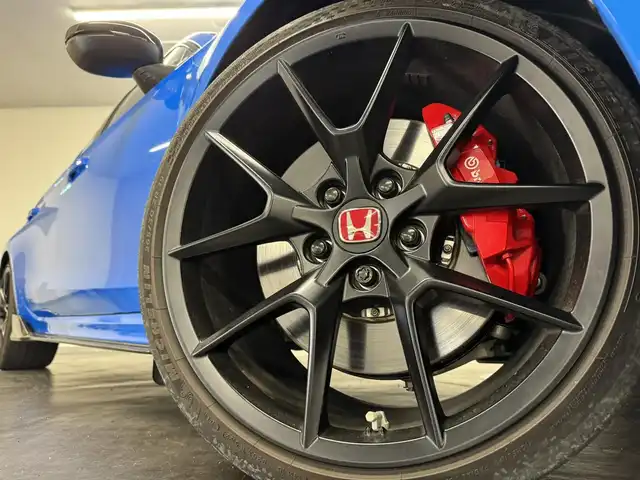 ホンダ シビック タイプR 三重県 2023(令5)年 1.6万km レーシングブルーパール プレミアムガソリン・ターボ*/FF/6F/Brembo製ブレーキ（Front）/・大径ベンチレーテッドディスクブレーキ（2ピース/Φ350mm）/・アルミキャリパー（対向4pot）/純正Honda Connect対応9インチナビ/（FM/AM/TV/USB/Bluetooth/CarPlay/AndroidAuto）/バックカメラ/ビルトイン ETC2.0/Honda SENSING/・衝突軽減ブレーキ［CMBS］/・車線維持支援システム［LKAS］/・アダプティブクルーズコントロール［ACC］/・路外逸脱抑制機能/・パーキングセンサーシステム/・ブラインドスポットインフォメーション/・踏み間違い衝突軽減システム/・後退出庫サポート/・先行車発進お知らせ機能/・標識認識機能/・オートハイビーム機能/装備/・TYPE Rシート（ラックススェード）/・フルLEDヘッドライト/・オートライト/・ステンレスペダル/・充電用＆入力用USBジャック/・オートワイパー（フロント）/・左右独立オートエアコン/・電子パーキングブレーキ/・ステアリングスイッチ/・19インチ リバースリムAW（19x9.5J）265/30ZR19ラジアルタイヤ（MICHELIN PS4S）/・プッシュスタート/*カタログ値330ps/6500rpm・42.8kgm/2600～4200rpm