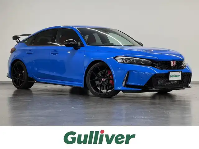 ホンダ シビック タイプR 三重県 2023(令5)年 1.6万km レーシングブルーパール プレミアムガソリン・ターボ*/FF/6F/Brembo製ブレーキ（Front）/・大径ベンチレーテッドディスクブレーキ（2ピース/Φ350mm）/・アルミキャリパー（対向4pot）/純正Honda Connect対応9インチナビ/（FM/AM/TV/USB/Bluetooth/CarPlay/AndroidAuto）/バックカメラ/ビルトイン ETC2.0/Honda SENSING/・衝突軽減ブレーキ［CMBS］/・車線維持支援システム［LKAS］/・アダプティブクルーズコントロール［ACC］/・路外逸脱抑制機能/・パーキングセンサーシステム/・ブラインドスポットインフォメーション/・踏み間違い衝突軽減システム/・後退出庫サポート/・先行車発進お知らせ機能/・標識認識機能/・オートハイビーム機能/装備/・TYPE Rシート（ラックススェード）/・フルLEDヘッドライト/・オートライト/・ステンレスペダル/・充電用＆入力用USBジャック/・オートワイパー（フロント）/・左右独立オートエアコン/・電子パーキングブレーキ/・ステアリングスイッチ/・19インチ リバースリムAW（19x9.5J）265/30ZR19ラジアルタイヤ（MICHELIN PS4S）/・プッシュスタート/*カタログ値330ps/6500rpm・42.8kgm/2600～4200rpm