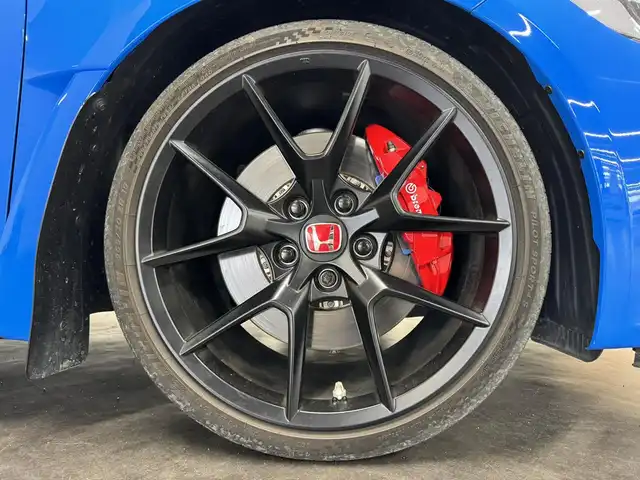 ホンダ シビック タイプR 三重県 2023(令5)年 1.6万km レーシングブルーパール プレミアムガソリン・ターボ*/FF/6F/Brembo製ブレーキ（Front）/・大径ベンチレーテッドディスクブレーキ（2ピース/Φ350mm）/・アルミキャリパー（対向4pot）/純正Honda Connect対応9インチナビ/（FM/AM/TV/USB/Bluetooth/CarPlay/AndroidAuto）/バックカメラ/ビルトイン ETC2.0/Honda SENSING/・衝突軽減ブレーキ［CMBS］/・車線維持支援システム［LKAS］/・アダプティブクルーズコントロール［ACC］/・路外逸脱抑制機能/・パーキングセンサーシステム/・ブラインドスポットインフォメーション/・踏み間違い衝突軽減システム/・後退出庫サポート/・先行車発進お知らせ機能/・標識認識機能/・オートハイビーム機能/装備/・TYPE Rシート（ラックススェード）/・フルLEDヘッドライト/・オートライト/・ステンレスペダル/・充電用＆入力用USBジャック/・オートワイパー（フロント）/・左右独立オートエアコン/・電子パーキングブレーキ/・ステアリングスイッチ/・19インチ リバースリムAW（19x9.5J）265/30ZR19ラジアルタイヤ（MICHELIN PS4S）/・プッシュスタート/*カタログ値330ps/6500rpm・42.8kgm/2600～4200rpm