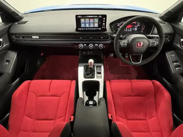 ホンダ シビック タイプR 三重県 2023(令5)年 1.6万km レーシングブルーパール プレミアムガソリン・ターボ*/FF/6F/Brembo製ブレーキ（Front）/・大径ベンチレーテッドディスクブレーキ（2ピース/Φ350mm）/・アルミキャリパー（対向4pot）/純正Honda Connect対応9インチナビ/（FM/AM/TV/USB/Bluetooth/CarPlay/AndroidAuto）/バックカメラ/ビルトイン ETC2.0/Honda SENSING/・衝突軽減ブレーキ［CMBS］/・車線維持支援システム［LKAS］/・アダプティブクルーズコントロール［ACC］/・路外逸脱抑制機能/・パーキングセンサーシステム/・ブラインドスポットインフォメーション/・踏み間違い衝突軽減システム/・後退出庫サポート/・先行車発進お知らせ機能/・標識認識機能/・オートハイビーム機能/装備/・TYPE Rシート（ラックススェード）/・フルLEDヘッドライト/・オートライト/・ステンレスペダル/・充電用＆入力用USBジャック/・オートワイパー（フロント）/・左右独立オートエアコン/・電子パーキングブレーキ/・ステアリングスイッチ/・19インチ リバースリムAW（19x9.5J）265/30ZR19ラジアルタイヤ（MICHELIN PS4S）/・プッシュスタート/*カタログ値330ps/6500rpm・42.8kgm/2600～4200rpm