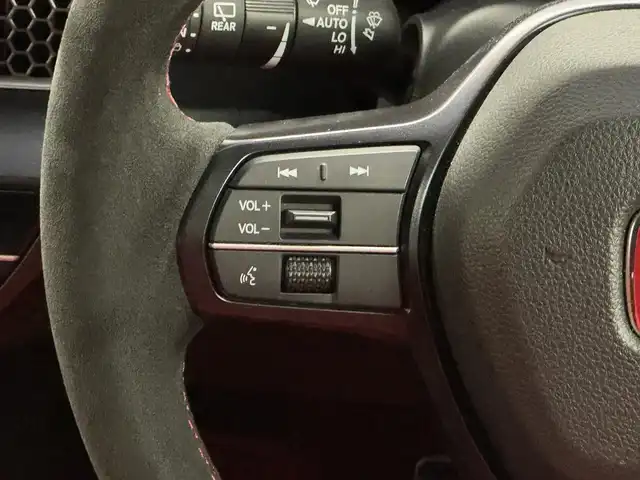 ホンダ シビック タイプR 三重県 2023(令5)年 1.6万km レーシングブルーパール プレミアムガソリン・ターボ*/FF/6F/Brembo製ブレーキ（Front）/・大径ベンチレーテッドディスクブレーキ（2ピース/Φ350mm）/・アルミキャリパー（対向4pot）/純正Honda Connect対応9インチナビ/（FM/AM/TV/USB/Bluetooth/CarPlay/AndroidAuto）/バックカメラ/ビルトイン ETC2.0/Honda SENSING/・衝突軽減ブレーキ［CMBS］/・車線維持支援システム［LKAS］/・アダプティブクルーズコントロール［ACC］/・路外逸脱抑制機能/・パーキングセンサーシステム/・ブラインドスポットインフォメーション/・踏み間違い衝突軽減システム/・後退出庫サポート/・先行車発進お知らせ機能/・標識認識機能/・オートハイビーム機能/装備/・TYPE Rシート（ラックススェード）/・フルLEDヘッドライト/・オートライト/・ステンレスペダル/・充電用＆入力用USBジャック/・オートワイパー（フロント）/・左右独立オートエアコン/・電子パーキングブレーキ/・ステアリングスイッチ/・19インチ リバースリムAW（19x9.5J）265/30ZR19ラジアルタイヤ（MICHELIN PS4S）/・プッシュスタート/*カタログ値330ps/6500rpm・42.8kgm/2600～4200rpm