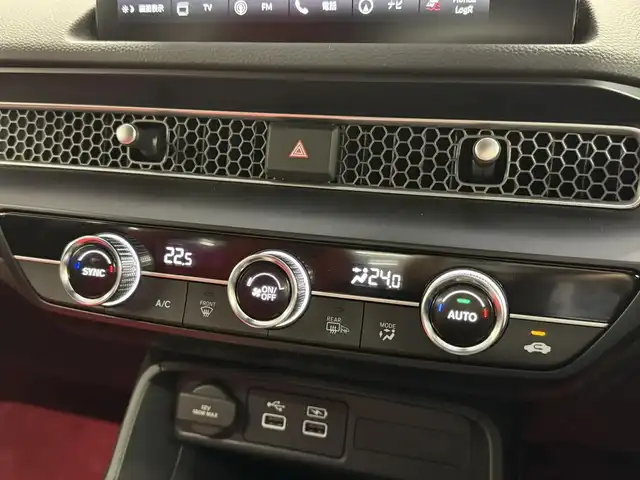 ホンダ シビック タイプR 三重県 2023(令5)年 1.6万km レーシングブルーパール プレミアムガソリン・ターボ*/FF/6F/Brembo製ブレーキ（Front）/・大径ベンチレーテッドディスクブレーキ（2ピース/Φ350mm）/・アルミキャリパー（対向4pot）/純正Honda Connect対応9インチナビ/（FM/AM/TV/USB/Bluetooth/CarPlay/AndroidAuto）/バックカメラ/ビルトイン ETC2.0/Honda SENSING/・衝突軽減ブレーキ［CMBS］/・車線維持支援システム［LKAS］/・アダプティブクルーズコントロール［ACC］/・路外逸脱抑制機能/・パーキングセンサーシステム/・ブラインドスポットインフォメーション/・踏み間違い衝突軽減システム/・後退出庫サポート/・先行車発進お知らせ機能/・標識認識機能/・オートハイビーム機能/装備/・TYPE Rシート（ラックススェード）/・フルLEDヘッドライト/・オートライト/・ステンレスペダル/・充電用＆入力用USBジャック/・オートワイパー（フロント）/・左右独立オートエアコン/・電子パーキングブレーキ/・ステアリングスイッチ/・19インチ リバースリムAW（19x9.5J）265/30ZR19ラジアルタイヤ（MICHELIN PS4S）/・プッシュスタート/*カタログ値330ps/6500rpm・42.8kgm/2600～4200rpm