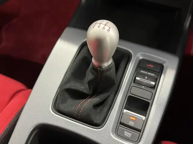 ホンダ シビック タイプR 三重県 2023(令5)年 1.6万km レーシングブルーパール プレミアムガソリン・ターボ*/FF/6F/Brembo製ブレーキ（Front）/・大径ベンチレーテッドディスクブレーキ（2ピース/Φ350mm）/・アルミキャリパー（対向4pot）/純正Honda Connect対応9インチナビ/（FM/AM/TV/USB/Bluetooth/CarPlay/AndroidAuto）/バックカメラ/ビルトイン ETC2.0/Honda SENSING/・衝突軽減ブレーキ［CMBS］/・車線維持支援システム［LKAS］/・アダプティブクルーズコントロール［ACC］/・路外逸脱抑制機能/・パーキングセンサーシステム/・ブラインドスポットインフォメーション/・踏み間違い衝突軽減システム/・後退出庫サポート/・先行車発進お知らせ機能/・標識認識機能/・オートハイビーム機能/装備/・TYPE Rシート（ラックススェード）/・フルLEDヘッドライト/・オートライト/・ステンレスペダル/・充電用＆入力用USBジャック/・オートワイパー（フロント）/・左右独立オートエアコン/・電子パーキングブレーキ/・ステアリングスイッチ/・19インチ リバースリムAW（19x9.5J）265/30ZR19ラジアルタイヤ（MICHELIN PS4S）/・プッシュスタート/*カタログ値330ps/6500rpm・42.8kgm/2600～4200rpm