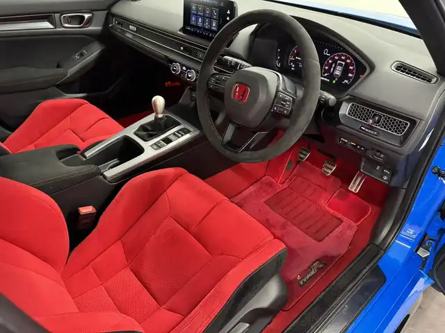 ホンダ シビック タイプR 三重県 2023(令5)年 1.6万km レーシングブルーパール プレミアムガソリン・ターボ*/FF/6F/Brembo製ブレーキ（Front）/・大径ベンチレーテッドディスクブレーキ（2ピース/Φ350mm）/・アルミキャリパー（対向4pot）/純正Honda Connect対応9インチナビ/（FM/AM/TV/USB/Bluetooth/CarPlay/AndroidAuto）/バックカメラ/ビルトイン ETC2.0/Honda SENSING/・衝突軽減ブレーキ［CMBS］/・車線維持支援システム［LKAS］/・アダプティブクルーズコントロール［ACC］/・路外逸脱抑制機能/・パーキングセンサーシステム/・ブラインドスポットインフォメーション/・踏み間違い衝突軽減システム/・後退出庫サポート/・先行車発進お知らせ機能/・標識認識機能/・オートハイビーム機能/装備/・TYPE Rシート（ラックススェード）/・フルLEDヘッドライト/・オートライト/・ステンレスペダル/・充電用＆入力用USBジャック/・オートワイパー（フロント）/・左右独立オートエアコン/・電子パーキングブレーキ/・ステアリングスイッチ/・19インチ リバースリムAW（19x9.5J）265/30ZR19ラジアルタイヤ（MICHELIN PS4S）/・プッシュスタート/*カタログ値330ps/6500rpm・42.8kgm/2600～4200rpm