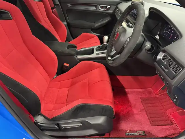 ホンダ シビック タイプR 三重県 2023(令5)年 1.6万km レーシングブルーパール プレミアムガソリン・ターボ*/FF/6F/Brembo製ブレーキ（Front）/・大径ベンチレーテッドディスクブレーキ（2ピース/Φ350mm）/・アルミキャリパー（対向4pot）/純正Honda Connect対応9インチナビ/（FM/AM/TV/USB/Bluetooth/CarPlay/AndroidAuto）/バックカメラ/ビルトイン ETC2.0/Honda SENSING/・衝突軽減ブレーキ［CMBS］/・車線維持支援システム［LKAS］/・アダプティブクルーズコントロール［ACC］/・路外逸脱抑制機能/・パーキングセンサーシステム/・ブラインドスポットインフォメーション/・踏み間違い衝突軽減システム/・後退出庫サポート/・先行車発進お知らせ機能/・標識認識機能/・オートハイビーム機能/装備/・TYPE Rシート（ラックススェード）/・フルLEDヘッドライト/・オートライト/・ステンレスペダル/・充電用＆入力用USBジャック/・オートワイパー（フロント）/・左右独立オートエアコン/・電子パーキングブレーキ/・ステアリングスイッチ/・19インチ リバースリムAW（19x9.5J）265/30ZR19ラジアルタイヤ（MICHELIN PS4S）/・プッシュスタート/*カタログ値330ps/6500rpm・42.8kgm/2600～4200rpm