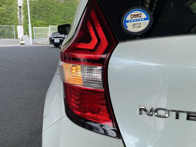日産 ノート メダリスト Bアロー 福島県 2019(令1)年 4.1万km ブリリアントホワイトパール/スーパーブラック 2トーン 登録時走行距離：40295km/ワンオーナー/純正SDナビ/ (DVD/CD/BT/SD/AUX/フルセグTV)/バックカメラ/プッシュスタート/ETC/クルーズコントロール/ステアリングスイッチ/前後ドライブレコーダー/純正フロアマット/純正15インチAW/LEDヘッドライト/フォグランプ/横滑り防止装置/レーンキープアシスト/前後コーナーセンサー/衝突被害軽減システム/スマートキー/スペアキー/保証書/取扱説明書