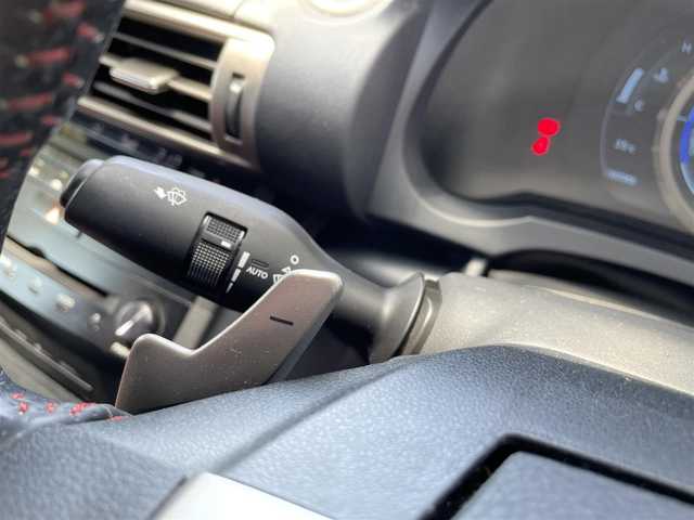 レクサス ＩＳ 300h Fスポーツ 三重県 2013(平25)年 16.6万km ホワイトノーヴァガラスフレーク 登録時165479km/赤革シート/純正ナビ/（AM/FM/TV/Bluetooth）/フルセグTV/バックカメラ/ETC/ドラレコ/レーダークルーズコントロール/ステアリングスイッチ/パドルシフト/シートメモリー/パワーシート/シートヒーター/エアシート/プリクラッシュセーフティ/コーナーセンサー/BSM/純正フロアマット/純正アルミ