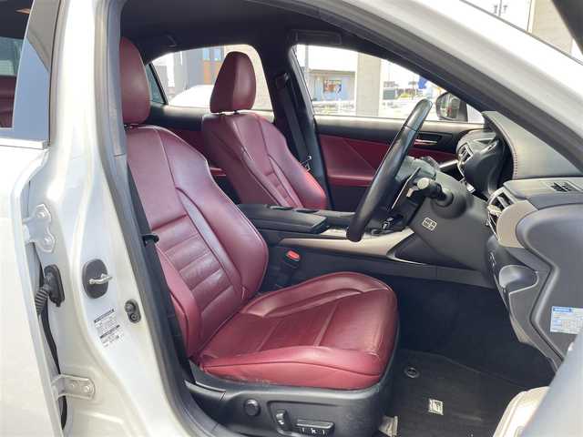 レクサス ＩＳ 300h Fスポーツ 三重県 2013(平25)年 16.6万km ホワイトノーヴァガラスフレーク 登録時165479km/赤革シート/純正ナビ/（AM/FM/TV/Bluetooth）/フルセグTV/バックカメラ/ETC/ドラレコ/レーダークルーズコントロール/ステアリングスイッチ/パドルシフト/シートメモリー/パワーシート/シートヒーター/エアシート/プリクラッシュセーフティ/コーナーセンサー/BSM/純正フロアマット/純正アルミ