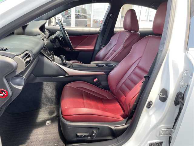 レクサス ＩＳ 300h Fスポーツ 三重県 2013(平25)年 16.6万km ホワイトノーヴァガラスフレーク 登録時165479km/赤革シート/純正ナビ/（AM/FM/TV/Bluetooth）/フルセグTV/バックカメラ/ETC/ドラレコ/レーダークルーズコントロール/ステアリングスイッチ/パドルシフト/シートメモリー/パワーシート/シートヒーター/エアシート/プリクラッシュセーフティ/コーナーセンサー/BSM/純正フロアマット/純正アルミ