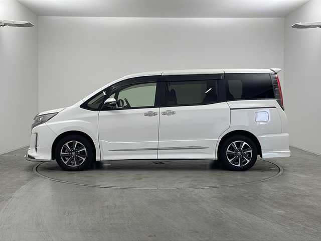 トヨタ ノア Si ダブルバイビーⅡ 群馬県 2020(令2)年 6.8万km ホワイトパールクリスタルシャイン モデリスタフルエアロ　純正１０型ナビ　純正１２．１型後席モニター　バックカメラ　両側電動スライドドア　ＥＴＣ２．０　ハーフレザーシート　クルーズコントロール　衝突被害軽減ブレーキ　ＬＥＤ　禁煙車