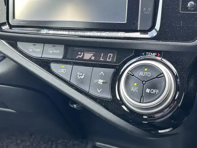 トヨタ アクア S 奈良県 2015(平27)年 5.8万km ダークバイオレットマイカメタリック 純正ナビ（NSZT-W62G）/（ＴＶ／ＢＴ／ＣＤ／ＤＶＤ）/バックカメラ/前席シートヒーター/横滑り防止/前後ドライブレコーダー（ZDR016）/電動格納ミラー/オートライト/ＥＴＣ/ステアリングスイッチ/純正ホイールキャップ/保証書/取り扱い説明書/スペアキーX1
