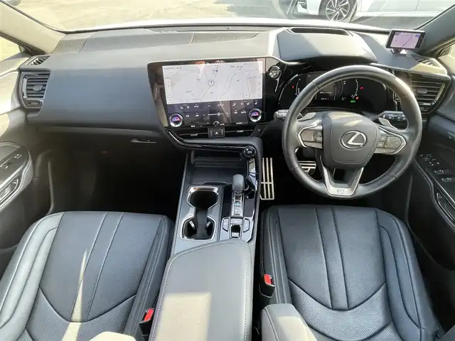 レクサス ＮＸ 350h Fスポーツ 福岡県 2023(令5)年 2.3万km ホワイトノーヴァガラスフレーク 純ナビ14インチ(FN/AM/TV/BT)/ムーンルーフ/Fスポオレンジキャリパー/純正20インチホイール/デジタルインナーミラー/ワンオーナー/全方位カメラ/純正ドライブレコーダー/ヘッドアップディスプレイ/ビルトインETC/衝突軽減ブレーキ/レーンキープアシスト/ブラインドスポットモニター/クルーズコントロール追従あり/前後クリアランスソナー/電動リアゲート/D席＋N席シートヒーター＆エアシート/D席＋N席パワーシート/ステアリングヒーター/パドルシフト/電動格納ミラー/W＋サイド＋カーテンエアバック