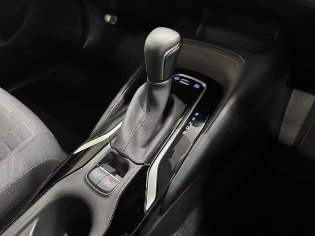 トヨタ カローラ スポーツ ハイブリッドG Z 三重県 2019(平31)年 1.1万km アティチュードブラックマイカ ハイブリッド/FF/フロアCVT/純正 9インチナビ NSZT-Y68T/（AM/FM/CD/DVD/TV/SD/SDREC/Bluetooth）/バックガイドモニター/モデリスタエアロ（F/S/R下）/ビルトインETC/Toyota Safety Sense/●プリクラッシュセーフティ/●レーントレーシングアシスト/●レーダークルコン（全車速追従機能付）/●オートハイビーム/●ロードサインアシスト/・パーキングサポートブレーキ（前後静止物）/・車両接近通報装置/装備/・左右独立温度コントロールフルオートエアコン/・オートライト/・LED ヘッドランプ＆フロントフォグランプ/・電子パーキングブレーキ/・オートブレーキホールド/・ステアリングスイッチ/・プッシュスタート/・純正18inAW/・保/取/ナビ取/・スマートキーx1/など