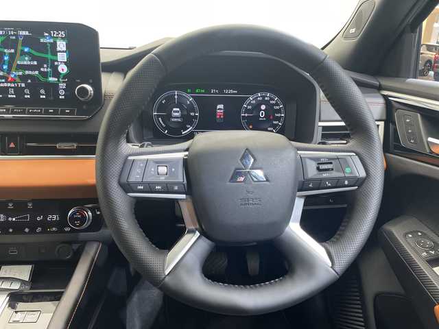 三菱 アウトランダー ＰＨＥＶ P 愛媛県 2022(令4)年 3.6万km チタニウムグレーメタリック BOSEプレミアムサウンドシステム//純正9インチナビ/(Bluetooth/フルセグ/USB)/全周囲カメラ/マイパイロット/BOSEサウンドシステム/衝突被害軽減ブレーキ/レーンキープアシスト/前後コーナーセンサー/ETC2.0/ブラインドスポットモニター/シートヒーター/パワーシート/シートメモリー/ワイヤレス充電/パドルシフト/オートホールド/オートマチックハイビーム/オートライト/スペアキー/保証書/取扱説明書