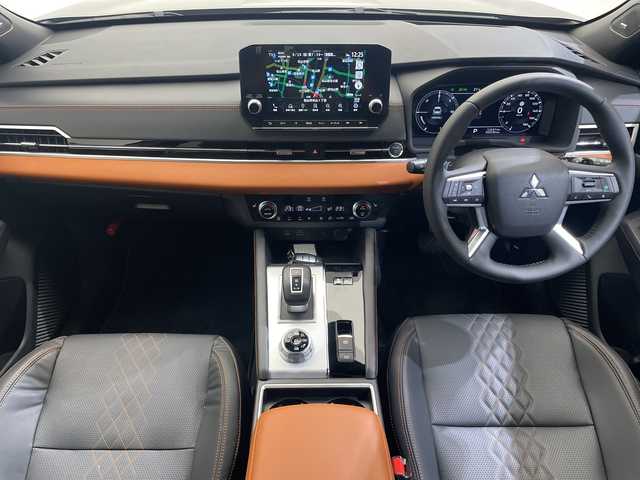 三菱 アウトランダー ＰＨＥＶ P 愛媛県 2022(令4)年 3.6万km チタニウムグレーメタリック BOSEプレミアムサウンドシステム//純正9インチナビ/(Bluetooth/フルセグ/USB)/全周囲カメラ/マイパイロット/BOSEサウンドシステム/衝突被害軽減ブレーキ/レーンキープアシスト/前後コーナーセンサー/ETC2.0/ブラインドスポットモニター/シートヒーター/パワーシート/シートメモリー/ワイヤレス充電/パドルシフト/オートホールド/オートマチックハイビーム/オートライト/スペアキー/保証書/取扱説明書